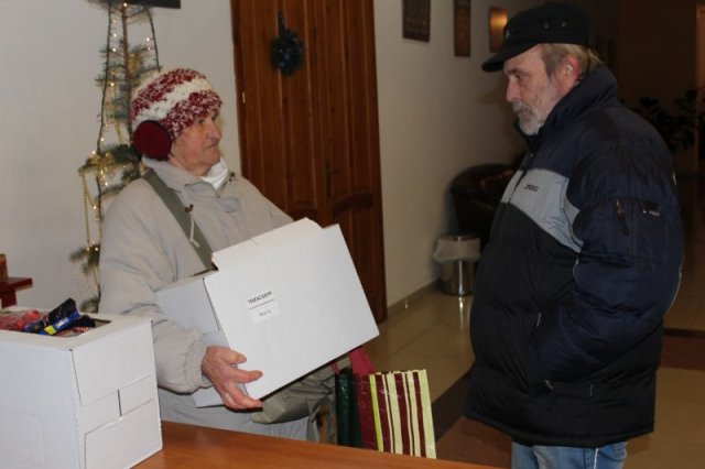 Idősek csomagosztás