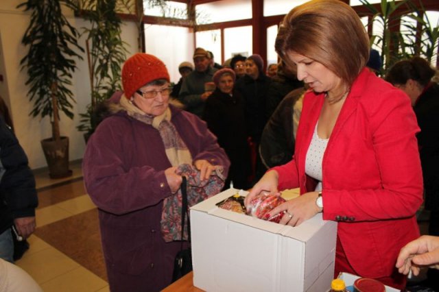 Idősek csomagosztás