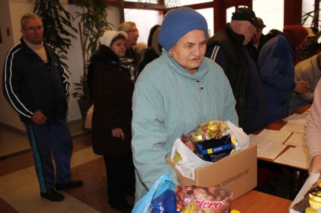 Idősek csomagosztás