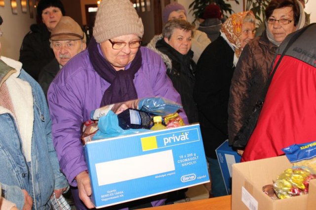 Idősek csomagosztás