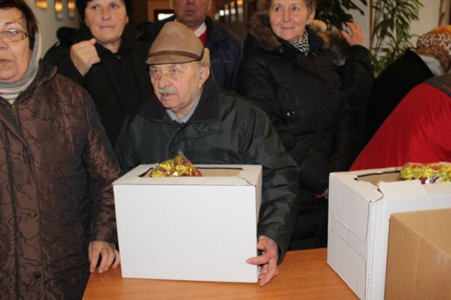 Idősek csomagosztás