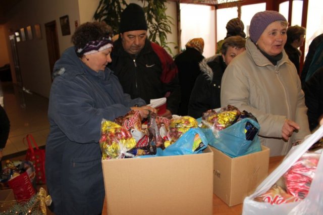 Idősek csomagosztás