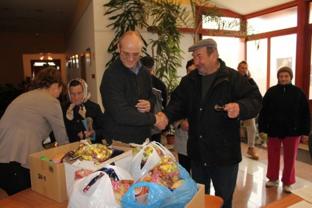 Idősek csomagosztás