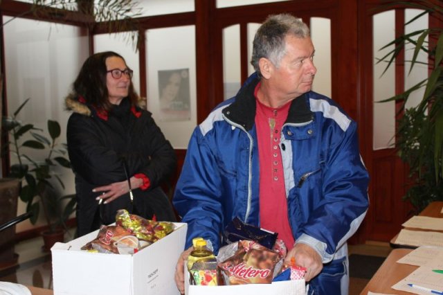 Idősek csomagosztás