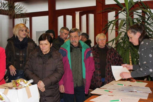 Idősek csomagosztás