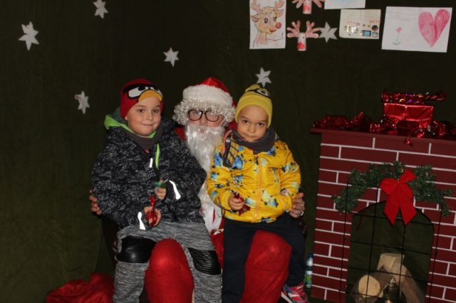 Mikulás csomagosztás