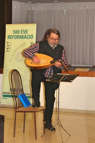 Dinnyés József daltulajdonos